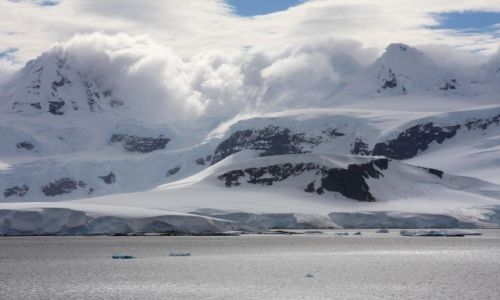 Zdj�cie ANTARKTYDA / Bismarck Strait / Bismarck Strait / Mountain and clouds