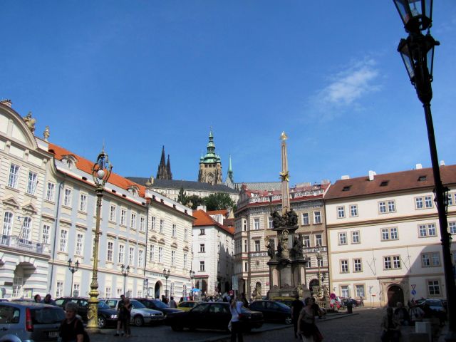 Zdj�cia: Praga, Praga miasto wydzielone, Na placu przed ko�cio�em �w. Miko�aja, CZECHY