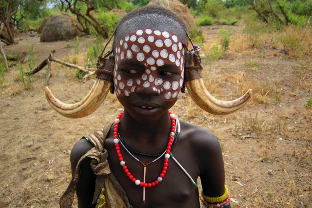 ETIOPIA / pd. Etiopia, Park Narodowy Mago / Wioska plemienia Mursi na terenie Parku Narodowego Mago / Dziewczynka z plemienia Mursi
