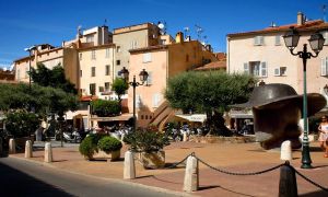 Zdjecie FRANCJA / Cote d'Azur / Saint - Tropez / Kapelusze są mo