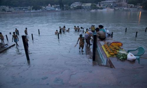 Zdjecie INDIE / Uttarakhand / Rishikesh / rytuał ablucji