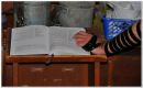 IZRAEL / - / Akko / Tefilin na lewym ramieniu modl�cego si� �yda w Synagodze.