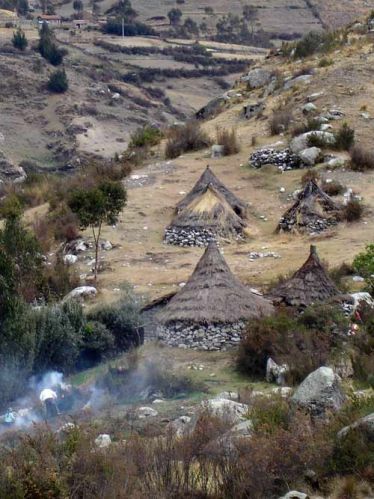 PERU / Okolice Huaraz, Cordillera Blanca / Wioska Pitec / Wioska Pitec - zywcem wyjeta z