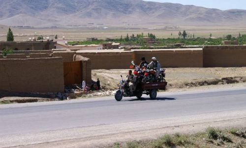 Zdjecie AFGANISTAN / Ghazni / okolice Ghazni / na przyczepk