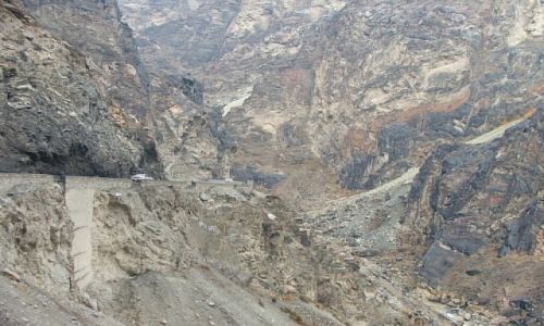 Zdjecie AFGANISTAN / Jalalabad / dolina Mail Par / tunelami, zboczami, wsko przez granitowe gry..