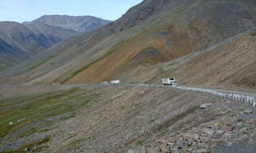 ALASKA / - / Alaska / Dalton Highway / trucki wspinaja sie na przelecz Atigun