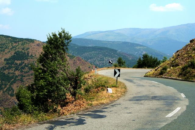 Zdjęcia: Góry Albanii, Niebezpieczny zakręt, ALBANIA Zdjęcia: Góry Albanii, Niebezpieczny zakręt, ALBANIA