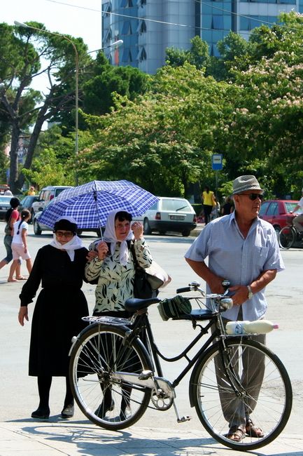 Zdjęcia: Szkodra, Kobiety i rowerzysta, ALBANIA Zdjęcia: Szkodra, Kobiety i rowerzysta, ALBANIA