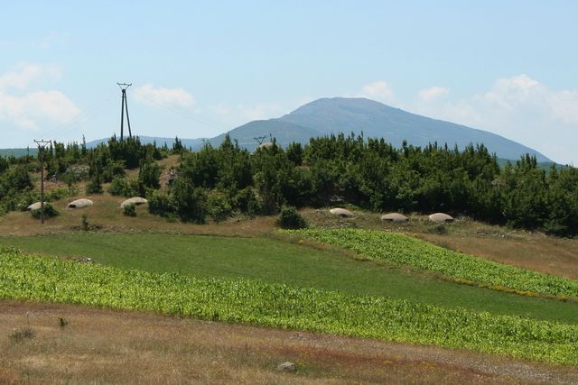 Zdjęcia: Góry Albanii, Krajobraz z bunkrami, ALBANIA Zdjęcia: Góry Albanii, Krajobraz z bunkrami, ALBANIA