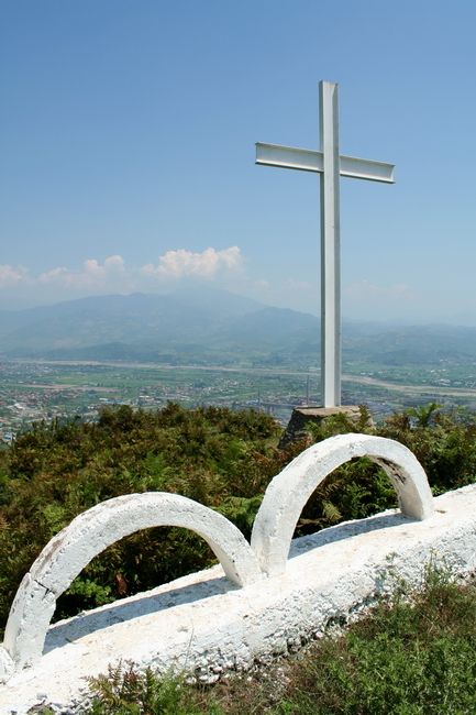 Zdjęcia: Góry Albanii, Krzyż za barierką, ALBANIA Zdjęcia: Góry Albanii, Krzyż za barierką, ALBANIA