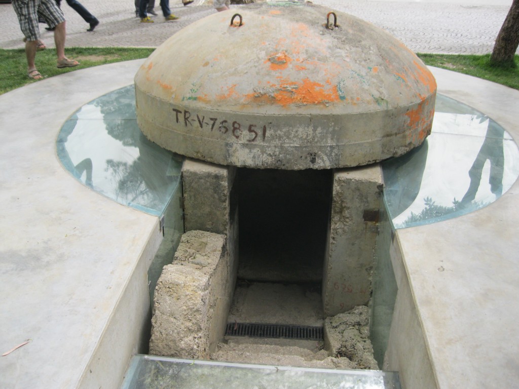 Zdjęcia: Albania, Bunkier (jeden z 940.000 w Albanii, ALBANIA Zdjęcia: Albania, Bunkier (jeden z 940.000 w Albanii, ALBANIA