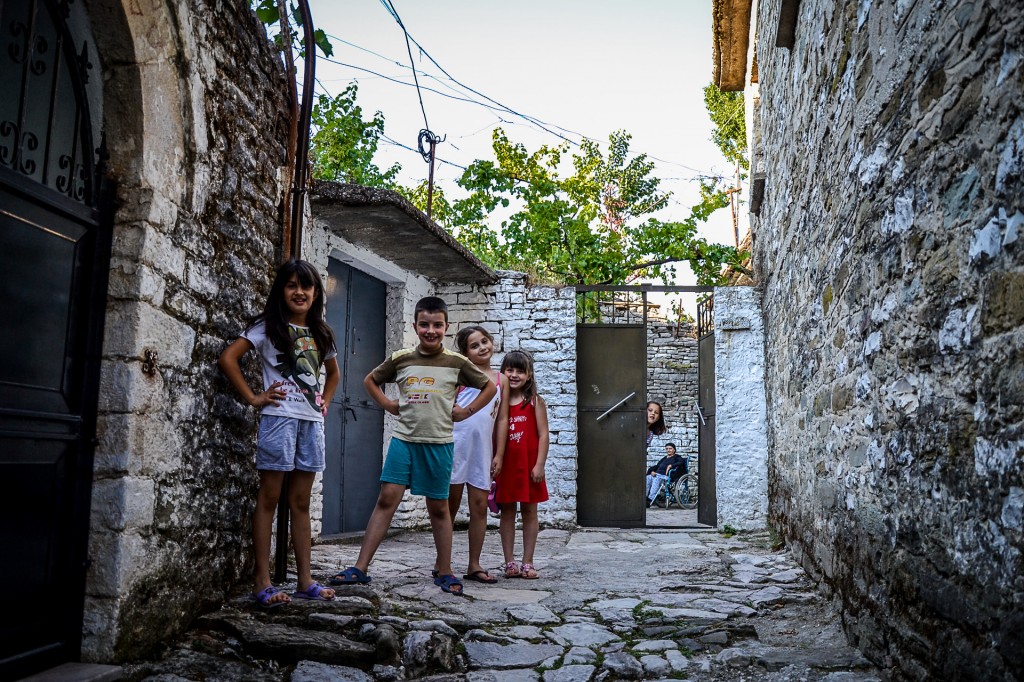 Zdjęcia: Gjirokaster, Gjirokaster, Albańskie dzieciaki, ALBANIA Zdjęcia: Gjirokaster, Gjirokaster, Albańskie dzieciaki, ALBANIA