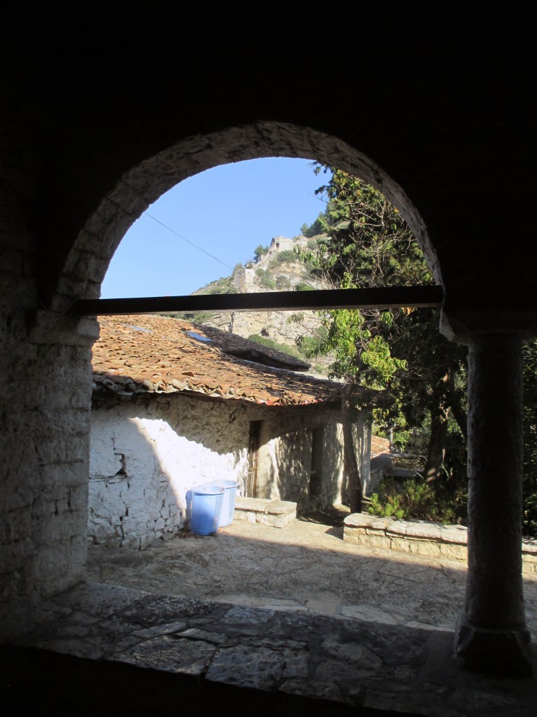 Zdjęcia: Arkady cerkwi w dzielnicy chrześcijańskiej, Berat, Zachrystia, ALBANIA Zdjęcia: Arkady cerkwi w dzielnicy chrześcijańskiej, Berat, Zachrystia, ALBANIA