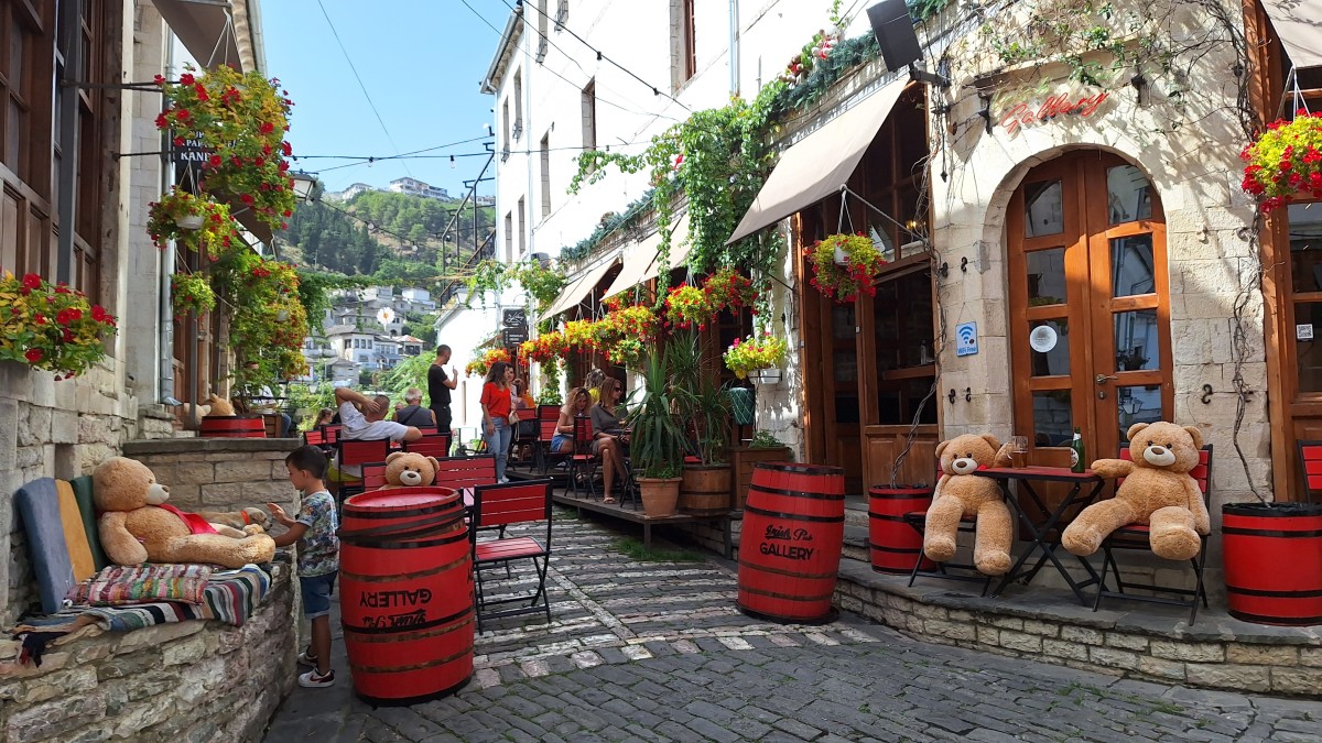 Zdjęcia: Old Bazaar, Południowa Albania, Najlepsi klienci baru, ALBANIA Zdjęcia: Old Bazaar, Południowa Albania, Najlepsi klienci baru, ALBANIA