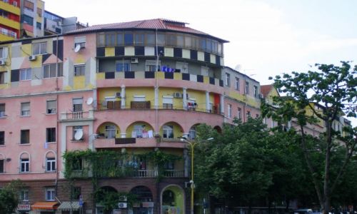 Zdjcie ALBANIA / - / Tirana / Klimaty miasta