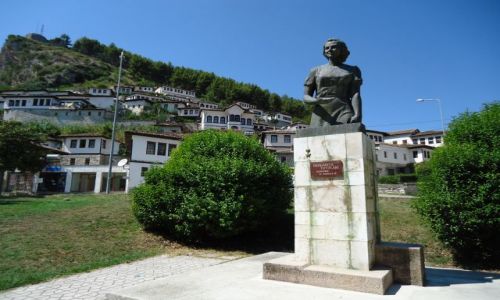 Zdjcie ALBANIA / Berat / Berat, dzielnica Mangalam / Fragment minionej epoki