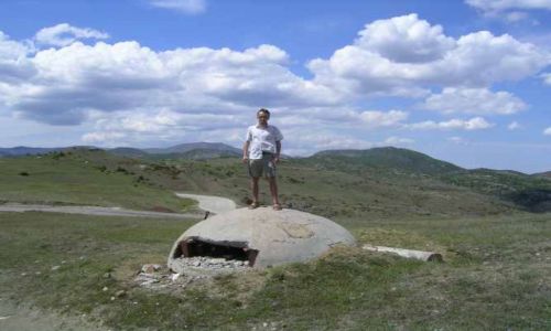 Zdjęcie ALBANIA / brak / droga do Gijrokaster / wszędobylskie bunkry