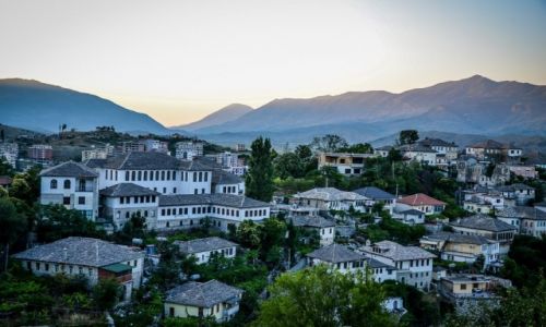 Zdjecie ALBANIA / Gjirokaster / Gjirokaster / Miasto biaych dachw