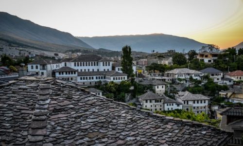 ALBANIA / Gjirokaster / Gjirokaster / Miasto biaych dachw
