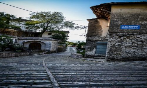 ALBANIA / Gjirokaster / Gjirokaster / Miasto biaych dachw