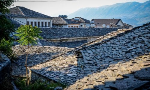ALBANIA / Gjirokaster / Gjirokaster / Miasto biaych dachw
