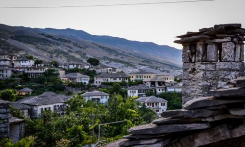 ALBANIA / Gjirokaster / Gjirokaster / Miasto biaych dachw