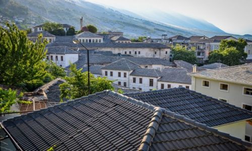 ALBANIA / Gjirokaster / Gjirokaster / Miasto biaych dachw