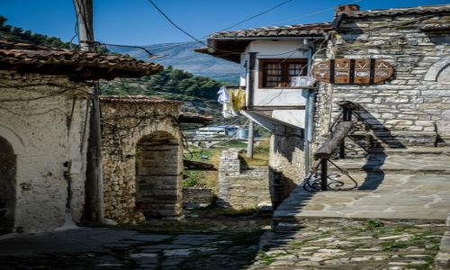 ALBANIA / Berat / Berat / Miasto 1000 okien