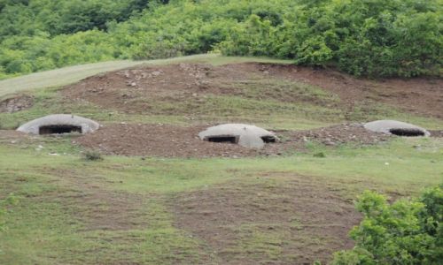 Zdjęcie ALBANIA / Berat / W okolicy / Bunkry