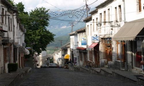 Zdjecie ALBANIA / Gjirokastra / Gjirokastra / Uliczka w Gjirokastra