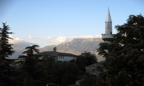 Zdjcie ALBANIA / Gjirokastra / Widok na minaret ze wzgrza zamkowego / Wieczorny piew muezina