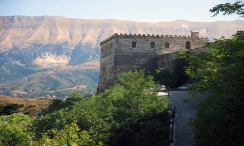 Zdjcie ALBANIA / Wschodnia cz pasma Mali i Gjere / Gjirokater / Wtopiony w gry