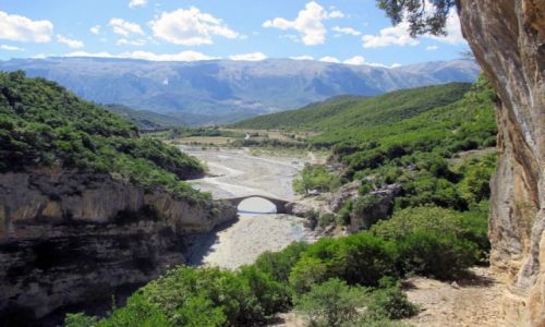 Zdjcie ALBANIA / Okolice wsi Benje / Wlot kanonu rzeki Rruga e Benjes / Synergia