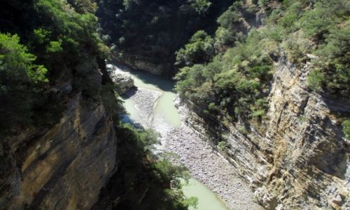 Zdjcie ALBANIA / Skrapar (Corovode) / Kanion rzeki Osum / Uff! Wysoko.