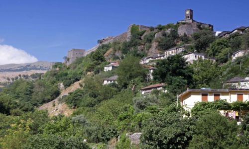 Zdjęcie ALBANIA / - / Gijrokaster / Strażnik Miasta Tysiąca Schodów