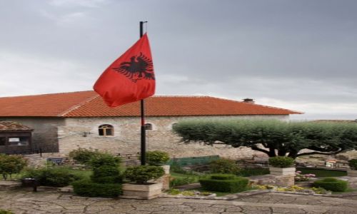 Zdjcie ALBANIA / - / Kruje / W cieniu flagi