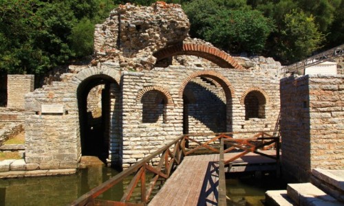 Zdjecie ALBANIA / Saranda / Park Narodowy Butrint / Wspczesne wejcie do staroytnego amfiteatru z III wieku p.n.e