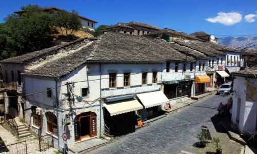 ALBANIA / Gjirokastra / Stare miasto / Tradycyjne domki