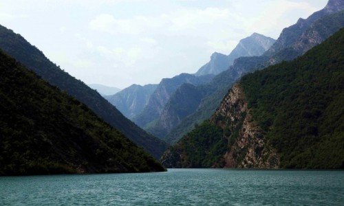 Zdjcie ALBANIA / Kukes / Jezioro Koman  / Zygzakowaty szlak wodny