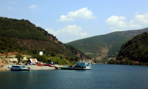 Zdjcie ALBANIA / Kukes / Jezioro Koman  / Przysta w Fierze