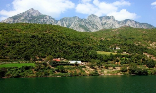 Zdjcie ALBANIA / Kukes / Jezioro Koman / Lokalne domostwa
