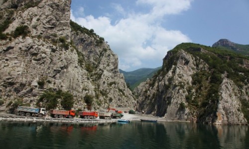 Zdjcie ALBANIA / Kukes / Jezioro Koman / Budowa