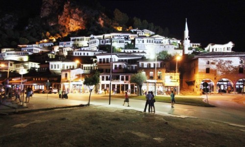 Zdjecie ALBANIA / Berat / Rzeka Osum / Miasto tysica okien noc