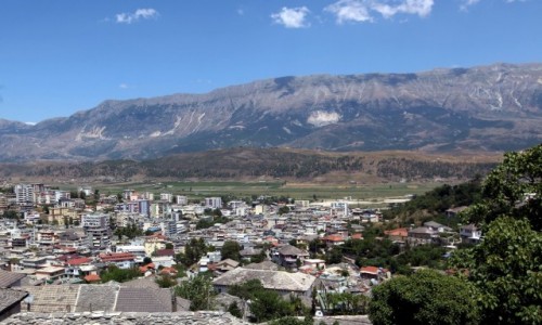 Zdjęcie ALBANIA / Saranda / Gjirokastra / Z kamiennych dachów na blokowiska