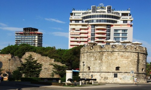 Zdjecie ALBANIA / Wybrzee Adriatyku / Durres  / Stare w cieniu nowego