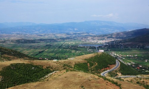 Zdjęcie ALBANIA / Durres  / W drodze / Żyzne pola wśród malowniczych wzgórz