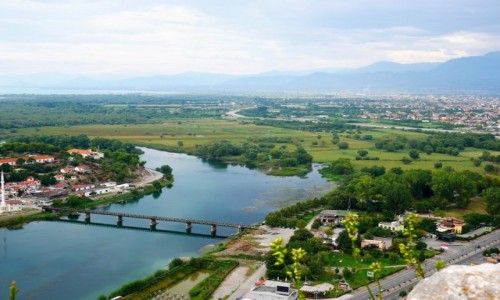 Zdjcie ALBANIA / pnocno-zach.Albania / z ruin / Buna wypywajca z jeziora Szkoderskiego