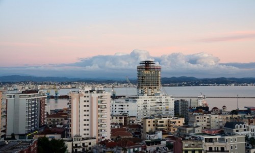 Zdjęcie ALBANIA / Durres / Durres / Miasto i chmury