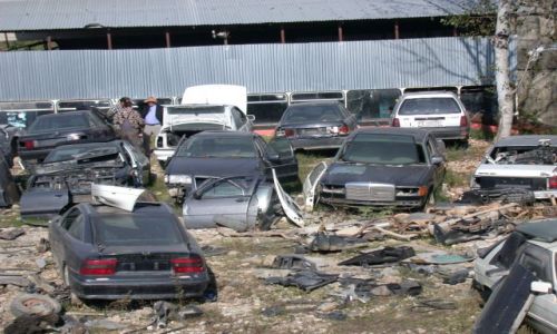 Zdjecie ALBANIA / brak / Bilaj / Cmentarz dla mercedesw