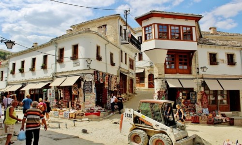 Zdjcie ALBANIA / Gjirokastra / Gjirokastra / Minikoparka Bobcat S130